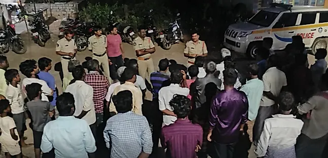 మున్సిపల్ ఎన్నికల ముందు శేట్టివారిపల్లిలో పోలీసుల పర్యటన
