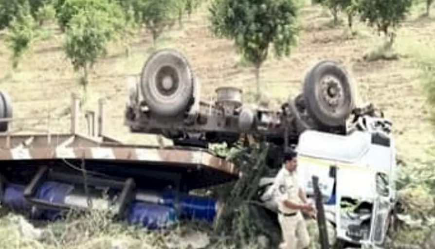 కడప–తాడిపత్రి రహదారిపై లారీ బోల్తా..
