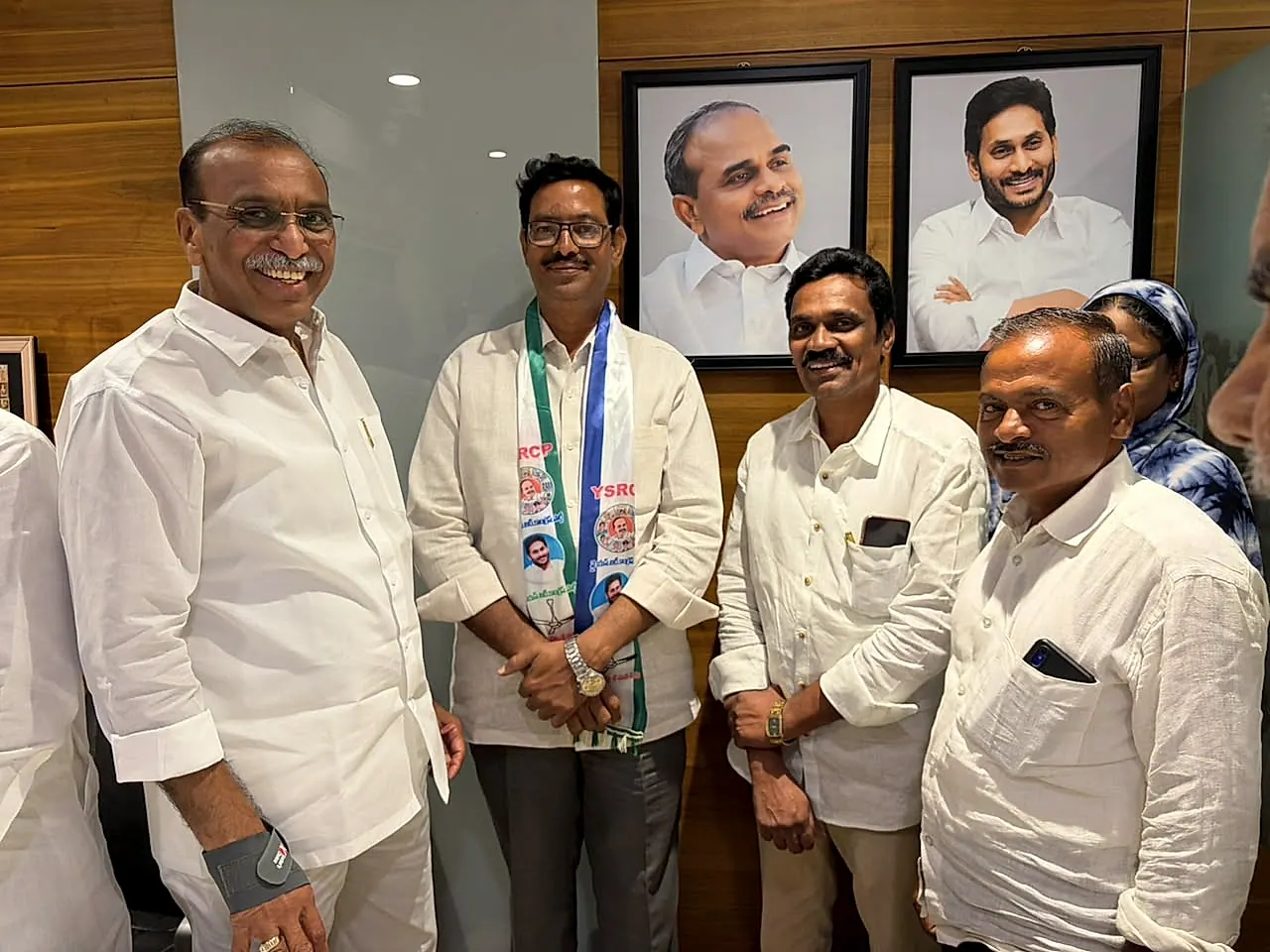 నంద్యాల మంత్రి కుటుంబ సభ్యుడు వైసీపీలో చేరిక.. స్థానిక రాజకీయాల్లో చర్చ