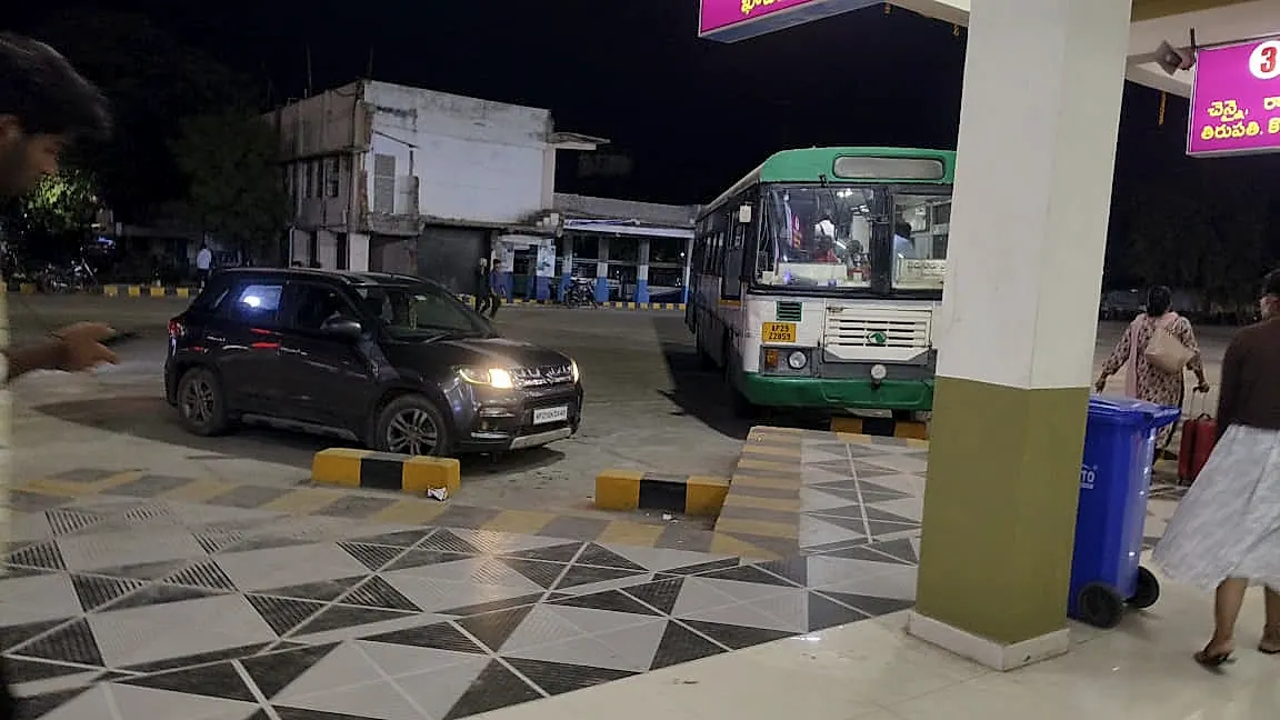 ప్రొద్దుటూరు ఆర్టీసీ బస్స్టేషన్లో కార్ల పార్కింగ్ గజిబిజి
