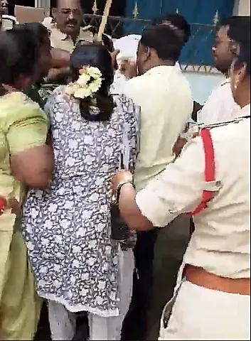 స్థానిక ఎన్నికల వేడి: తిరుపతిలో టీడీపీ–వైసీపీ కార్యకర్తల ఘర్షణ