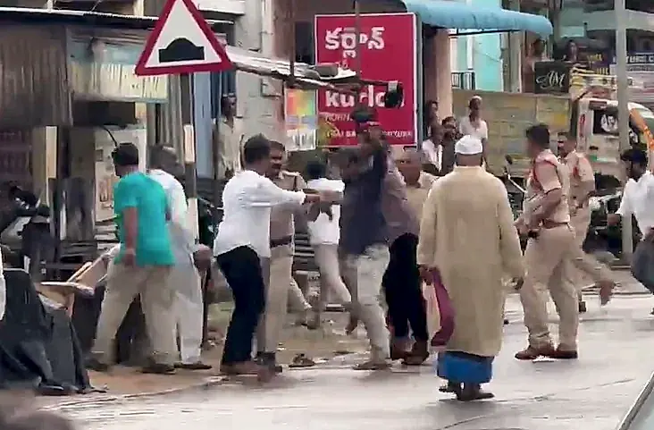 కడపలో టీడీపీ కార్యకర్తల దాడులు, నామినేషన్ పత్రాల చింపివేత కలకలం