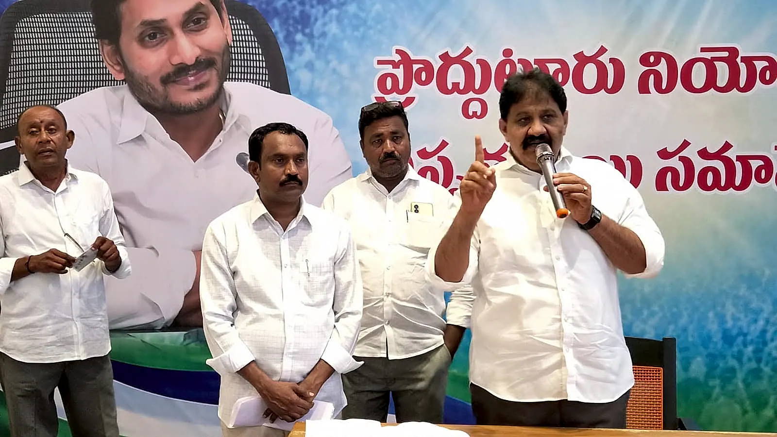 ప్రొద్దుటూరు–రాజుపాలెం వైఎస్ఆర్సీపీ శ్రేణులతో రాచమల్లు ఆత్మీయ సమావేశం