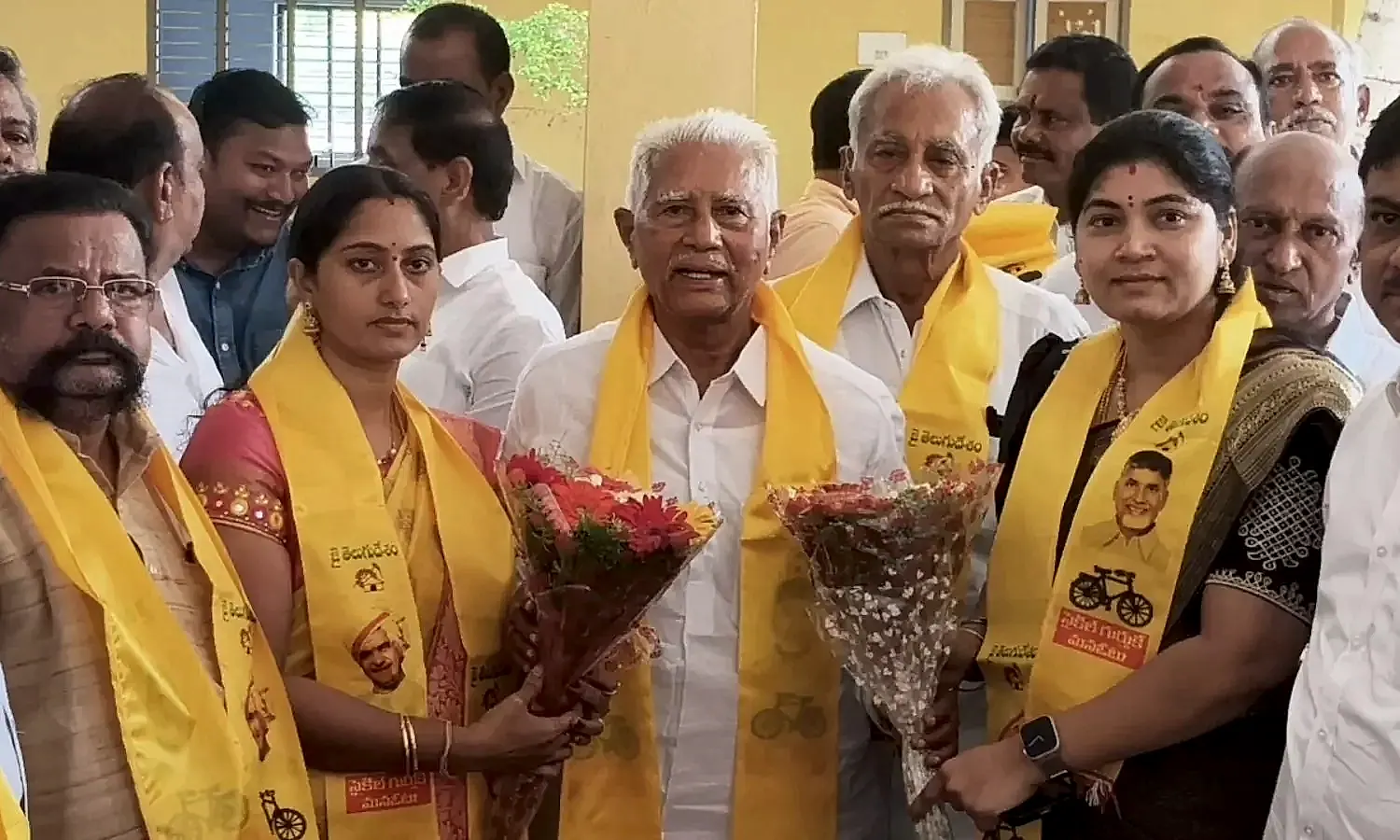 వైయస్సార్సీపీ మాజీ కౌన్సిలర్ కుటుంబం టీడీపీకి చేరిక