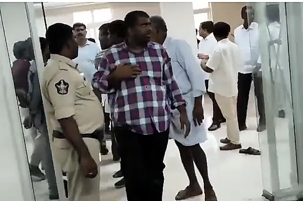 బద్వేలు మున్సిపల్ కార్యాలయంలో ఉద్రిక్తత