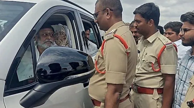 గుత్తి రజాపురం వద్ద మాజీ ఎమ్మెల్యే వై. విశ్వేశ్వరరెడ్డిని అడ్డుకున్న పోలీసులు