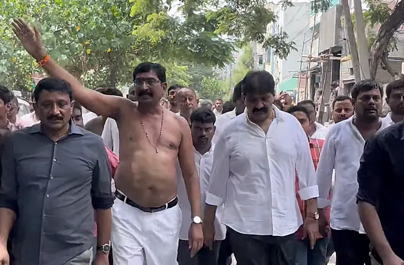 ప్రొద్దుటూరులో రాజకీయ ఉద్రిక్తతలు: వైసీపీ అభ్యర్థులపై టీడీపీ శ్రేణుల దాడులు