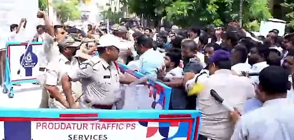 ప్రొద్దుటూరులో వైయస్ఆర్‌సీపీ శ్రేణులపై లాఠీచార్జ్‌ కలకలం